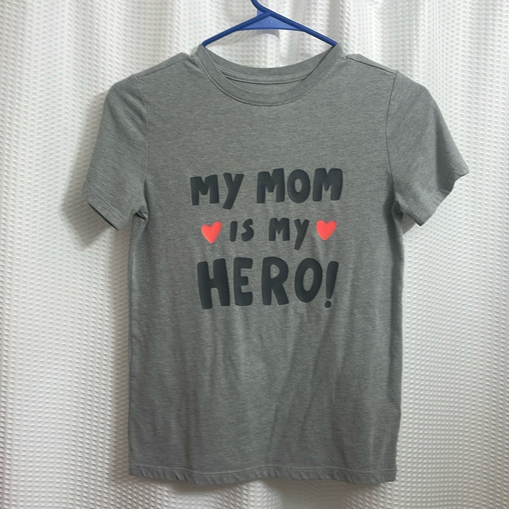 Used Short sleeve gray t shirt “My mom is my Hero!”